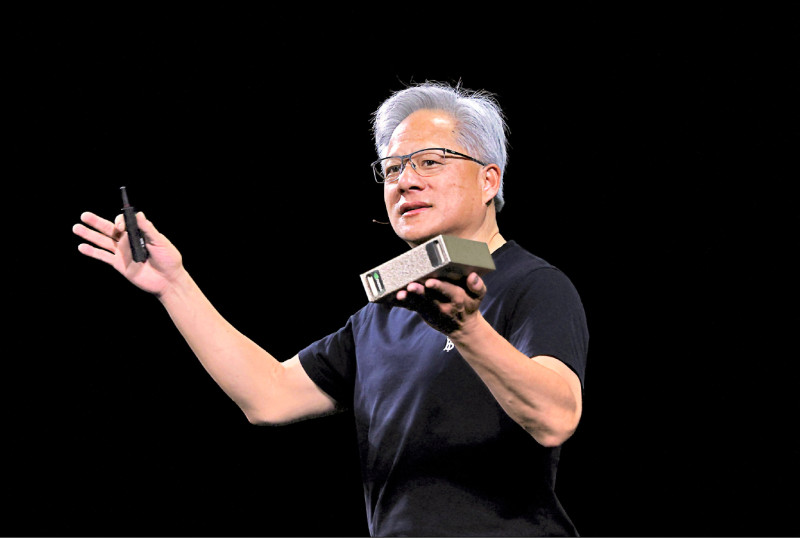 美國政府解禁輝達向中國銷售降規版AI晶片H20，引發相關半導體產品可能投入軍事用途的疑慮。圖為輝達執行長黃仁勳。（路透檔案照）