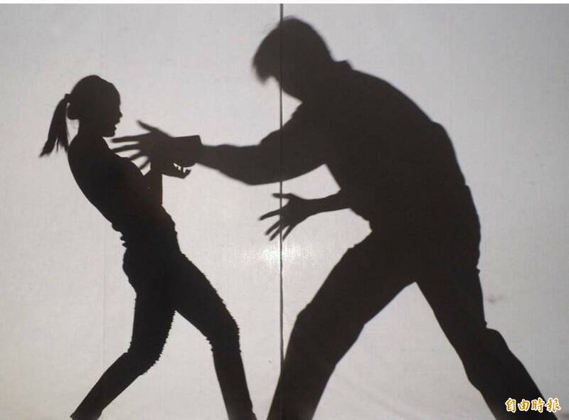 教室抱女童在大腿  導師公然撫摸胸部判刑