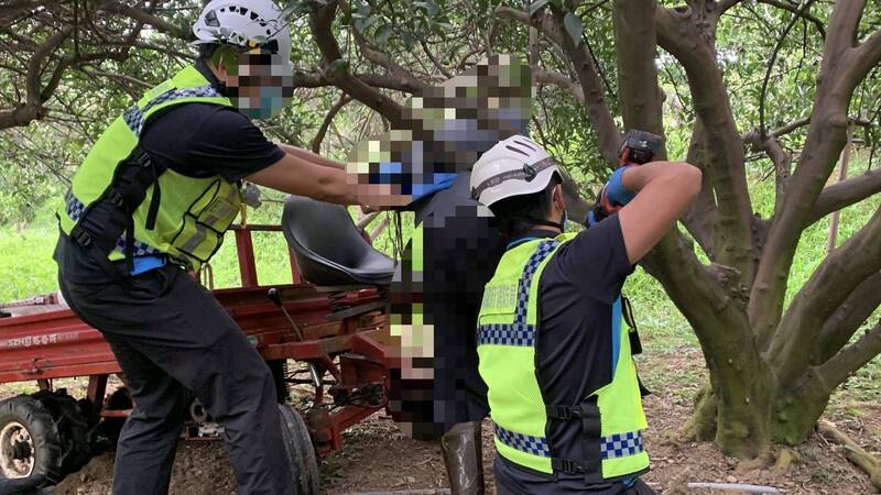 老翁整理果園被搬運車和樹木夾住吊著送醫搶救仍不治身亡（民眾