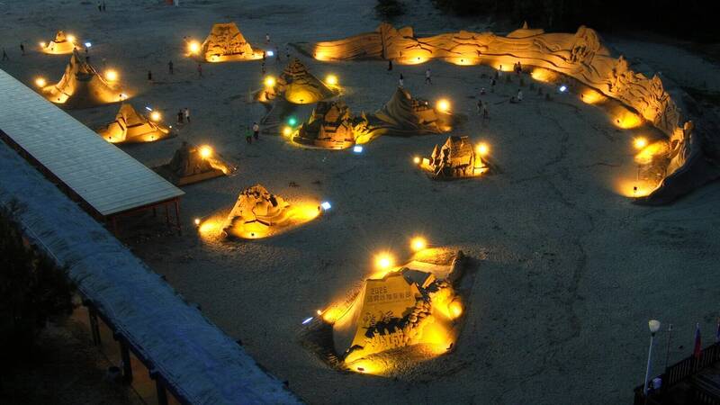 欣賞通霄沙雕怕熱，傍晚可欣賞黃昏光雕版沙雕。（張麥斯提供）