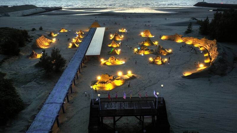 欣賞通霄沙雕怕熱，傍晚可欣賞黃昏光雕版沙雕。（張麥斯提供）