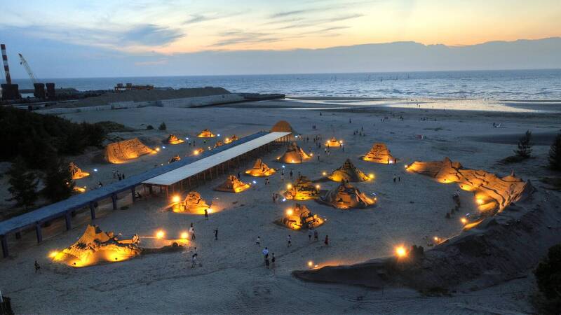 欣賞通霄沙雕怕熱，傍晚可欣賞黃昏光雕版沙雕。（張麥斯提供）