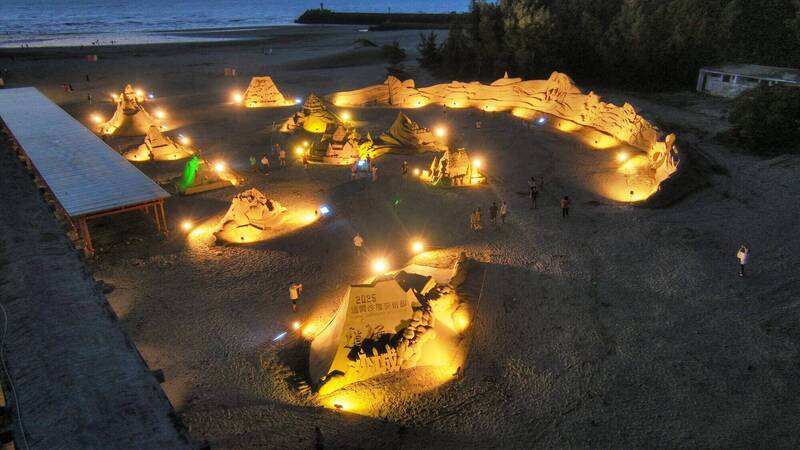 欣賞通霄沙雕怕熱，傍晚可欣賞黃昏光雕版沙雕。（張麥斯提供）