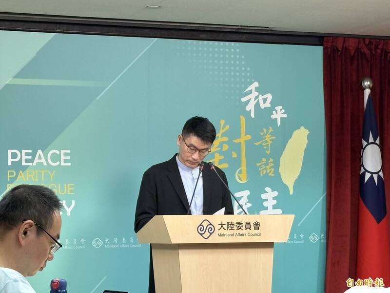 陸委會發言人梁文傑指出,中國藉由各個官媒,半個月內發表20則評論「大罷免是在搞綠色恐怖」的評論文章,他強調,罷免是台人應有權利,中共不要想企圖影響台灣。(記者黃靖媗攝) 陸委會發言人梁文傑指出,中國藉由各個官媒,半個月內發表20則評論「大罷免是在搞綠色恐怖」的評論文章,他強調,罷免是台人應有權利,中共不要想企圖影響台灣。(記者黃靖媗攝)