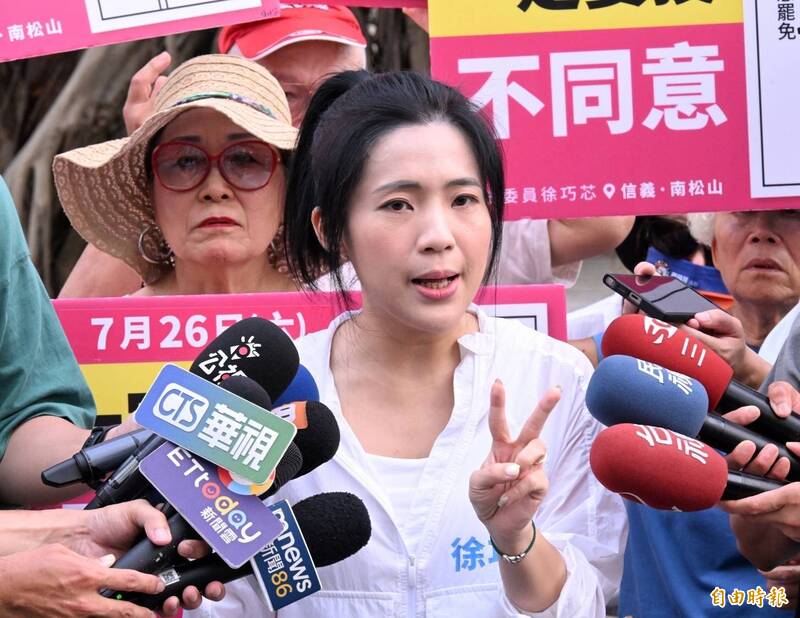 台北市藍委徐巧芯今天下午和立法院長韓國瑜一起登上車隊掃街,她在活動前受訪說,自己會成為罷免狙擊的目標,是因不斷揭弊,民進黨想除之而後快。(記者方賓照攝) 台北市藍委徐巧芯今天下午和立法院長韓國瑜一起登上車隊掃街,她在活動前受訪說,自己會成為罷免狙擊的目標,是因不斷揭弊,民進黨想除之而後快。(記者方賓照攝)