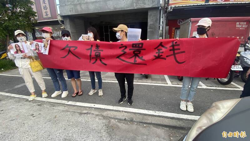 來自中國福建省寧德市遭同鄉倒會的新住民,群聚小吃部前討債。(記者劉人瑋攝) 來自中國福建省寧德市遭同鄉倒會的新住民,群聚小吃部前討債。(記者劉人瑋攝)