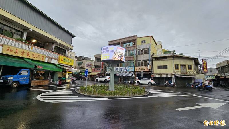 彰化「和美圓環」電子看板，閃亮亮成為地標。
（記者劉曉欣攝）