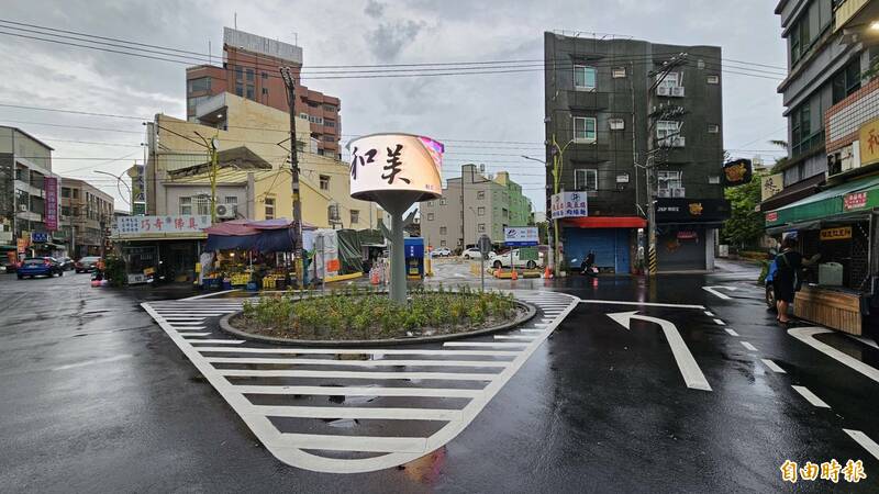 彰化「和美圓環」因為新劃設白色槽化線是三角形，加上中間一支電子看板，被說是「醃梅子三角飯糰」。（記者劉曉欣攝）