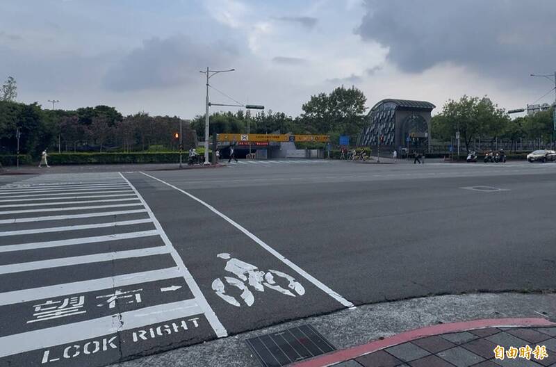 明天（18日）下午5點半起，「牽手護大安，大安挺台灣」從捷運大安森林公園站六號出口，面向信義路三段。（記者董冠怡攝）