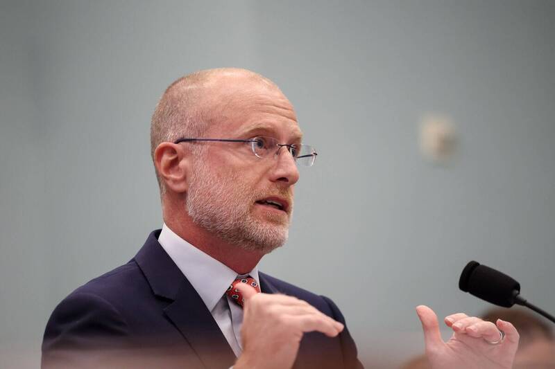 FCC主席卡爾週三發出聲明預告，將禁止內含中國技術或設備的海底電纜連接至美國。（彭博資料照）