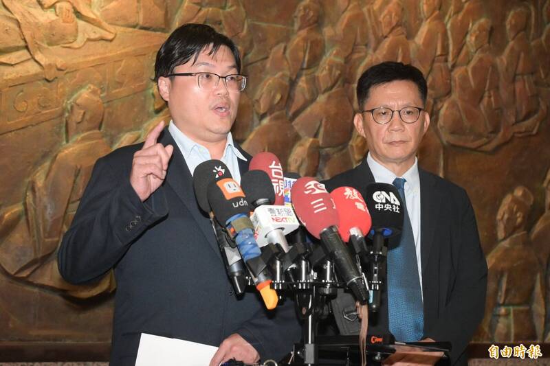 台師大女足案續燒,教育部政務次長張廖萬堅(右)今日中午將與受害學生等人會面。左為教育部常務次長朱俊彰(資料照,記者王藝菘攝) 台師大女足案續燒,教育部政務次長張廖萬堅(右)今日中午將與受害學生等人會面。左為教育部常務次長朱俊彰(資料照,記者王藝菘攝)