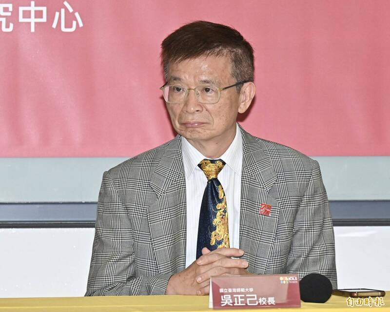 台師大校方日前在臉書發6點聲明,並貼出女足教練周台英的165字道歉信內容,慘遭網友砲轟「毫無誠意」,該篇文章昨已下架,昨晚9時左右換上校長吳正己的8點聲明,不過網友不領情,持續留言批評。圖為台師大校長吳正己。(資料照) 台師大校方日前在臉書發6點聲明,並貼出女足教練周台英的165字道歉信內容,慘遭網友砲轟「毫無誠意」,該篇文章昨已下架,昨晚9時左右換上校長吳正己的8點聲明,不過網友不領情,持續留言批評。圖為台師大校長吳正己。(資料照)