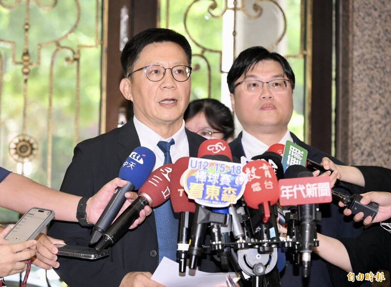 台師大女足案續燒，教育部政務次長張廖萬堅（左）17日中午與受害學生簡奇陞等人會面，會後張廖萬堅與教育部常務次長朱俊彰（右）出面說明教育部立場。（記者羅沛德攝）