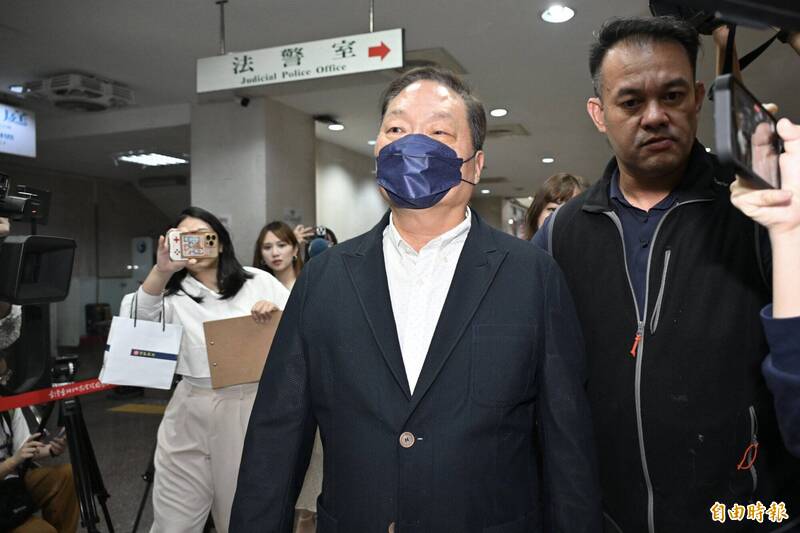 台北地方法院17日就京華城案,下午傳喚東森集團總裁王令麟作證。(記者叢昌瑾攝) 台北地方法院17日就京華城案,下午傳喚東森集團總裁王令麟作證。(記者叢昌瑾攝)