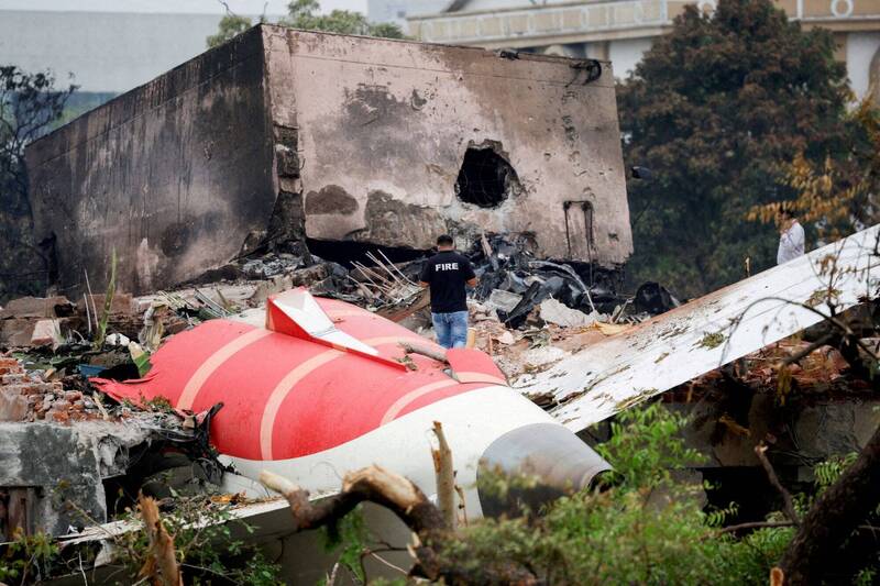 印度航空上月發生波音787「夢幻客機」空難事故,造成機上241人與地面19人罹難,最新黑盒子資訊顯示,關閉燃料開關的飛行員正是機長本人。(路透) 印度航空上月發生波音787「夢幻客機」空難事故,造成機上241人與地面19人罹難,最新黑盒子資訊顯示,關閉燃料開關的飛行員正是機長本人。(路透)
