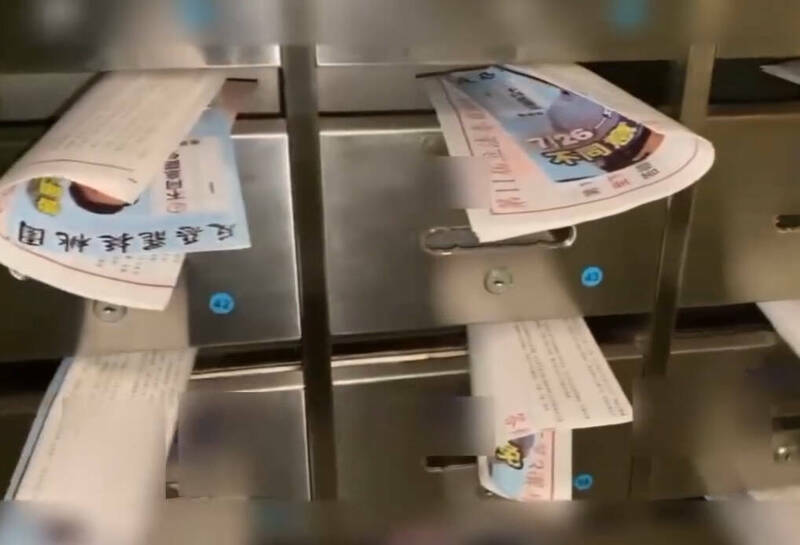 罷免魯明哲團隊指出,有鄰長違法夾帶魯明哲宣傳DM。(中壢·破蛋除魯·罷免魯明哲 團隊提供) 罷免魯明哲團隊指出,有鄰長違法夾帶魯明哲宣傳DM。(中壢·破蛋除魯·罷免魯明哲 團隊提供)