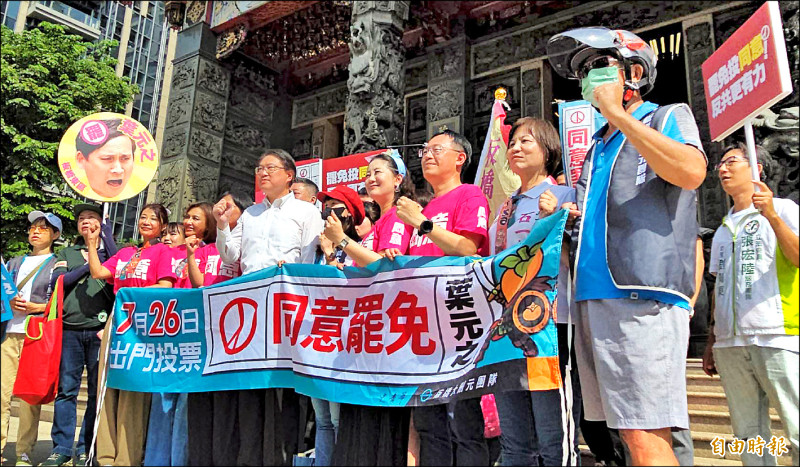 「護國大遶境」新北掃街，民進黨秘書長林右昌、立委蘇巧慧、吳思瑤到場響應。（記者黃子暘攝）