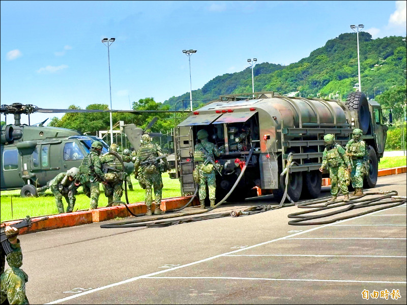 國軍操作油罐車為直升機加油。（記者陳奕劭攝）
