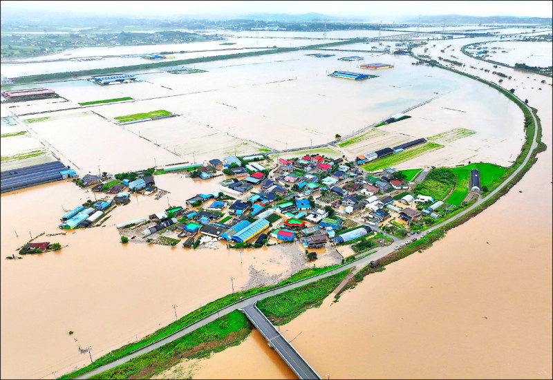 南韓忠清南道北部的禮山郡一片汪洋。（路透）