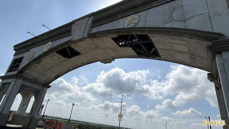 港口大橋牌樓因風災毀損。（記者林宜樟攝）