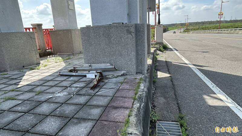 牌樓上的建材物體掉落。（記者林宜樟攝）