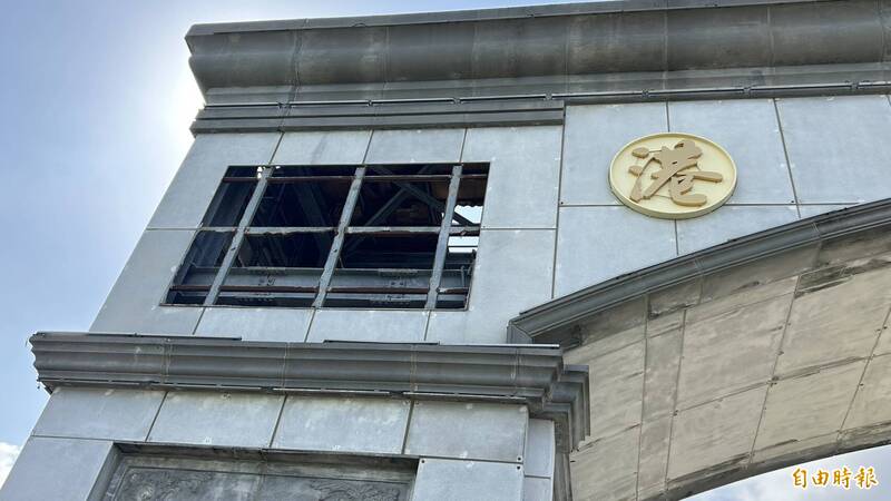 牌樓建材被風災吹毀。（記者林宜樟攝）