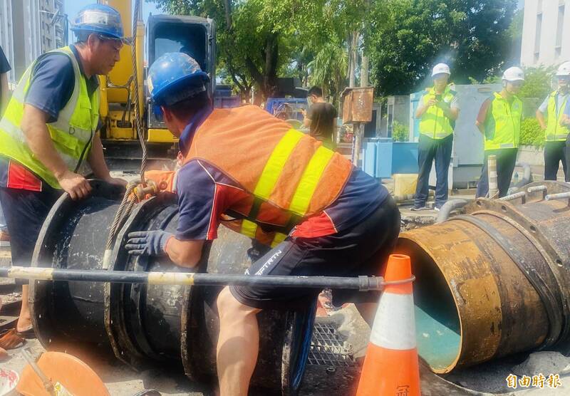 潭子區僑忠國小側門人行道600mm閥類漏水，台水緊急搶修完成並復水。（記者蔡淑媛攝）