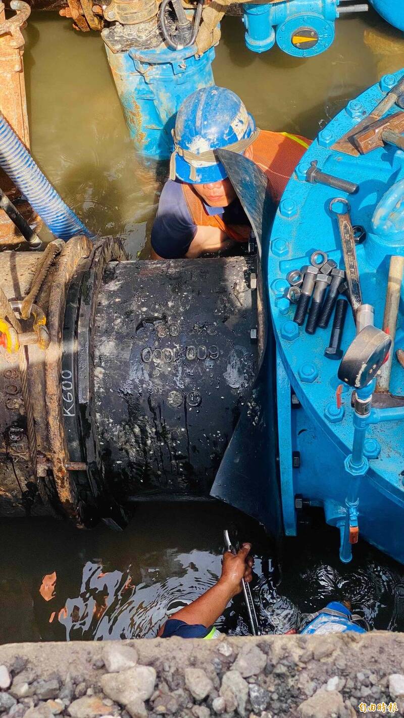 潭子區僑忠國小側門人行道600mm閥類漏水，台水緊急搶修。（記者蔡淑媛攝）