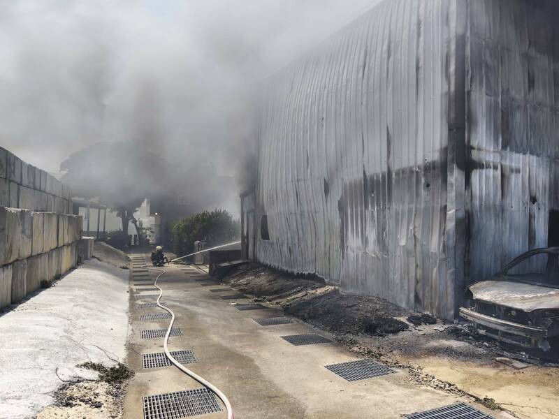 新竹縣竹北市西濱路某汽修廠火警，因是鐵皮搭建，一下子就全面燃燒，所幸沒人受傷受困。（竹縣府消防局提供）