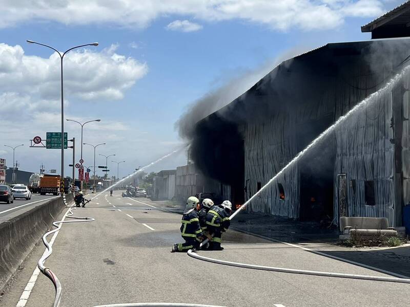 新竹縣竹北市西濱路某汽修廠火警，因是鐵皮搭建，一下子就全面燃燒，所幸沒人受傷受困。（竹縣府消防局提供）
