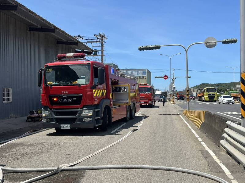 新竹縣竹北市西濱路某汽修廠火警，因是鐵皮搭建，一下子就全面燃燒，所幸沒人受傷受困。（竹縣府消防局提供）