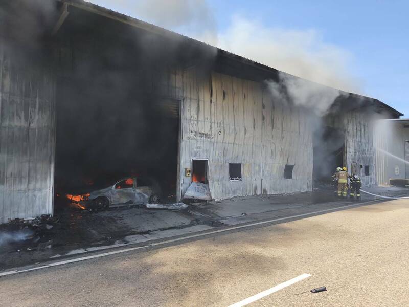 新竹縣竹北市西濱路某汽修廠火警，因是鐵皮搭建，一下子就全面燃燒，所幸沒人受傷受困。（竹縣府消防局提供）