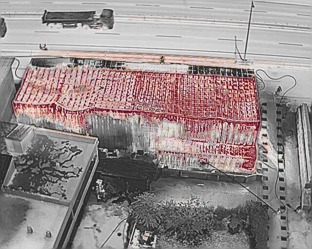 新竹縣竹北市西濱路某鐵皮汽修工廠不明原因起火，陷入全面燃燒，所幸無人受傷或受困。（竹縣府消防局提供）