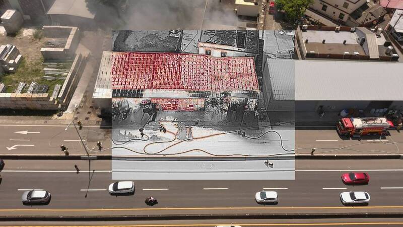 新竹縣竹北市西濱路某鐵皮汽修工廠不明原因起火，陷入全面燃燒，所幸無人受傷或受困。（竹縣府消防局提供）