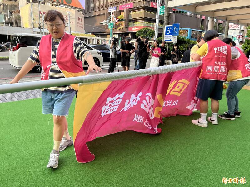 台中罷免活動台灣大道「罷免一條龍」登場，百名志工齊心護國反共。（記者廖耀東攝）