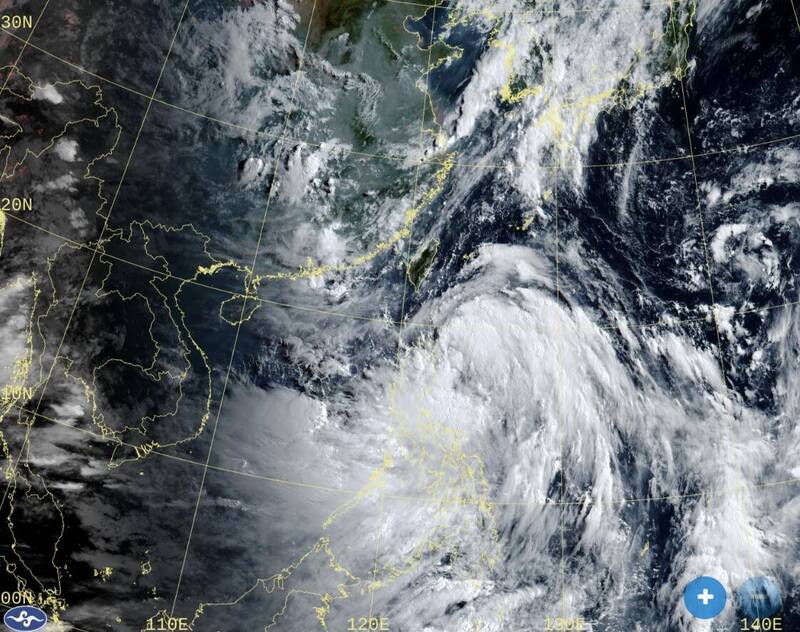 吳聖宇發文指出，薇帕颱風在雲圖上的外觀看起來很壯觀，夾帶豐沛季風水氣的系統，具有季風低壓的特質，環流寬廣、外圍風力強大。他也笑稱是「微怕颱風」、「這麼大隻有點令人害怕」。（圖擷自臉書）