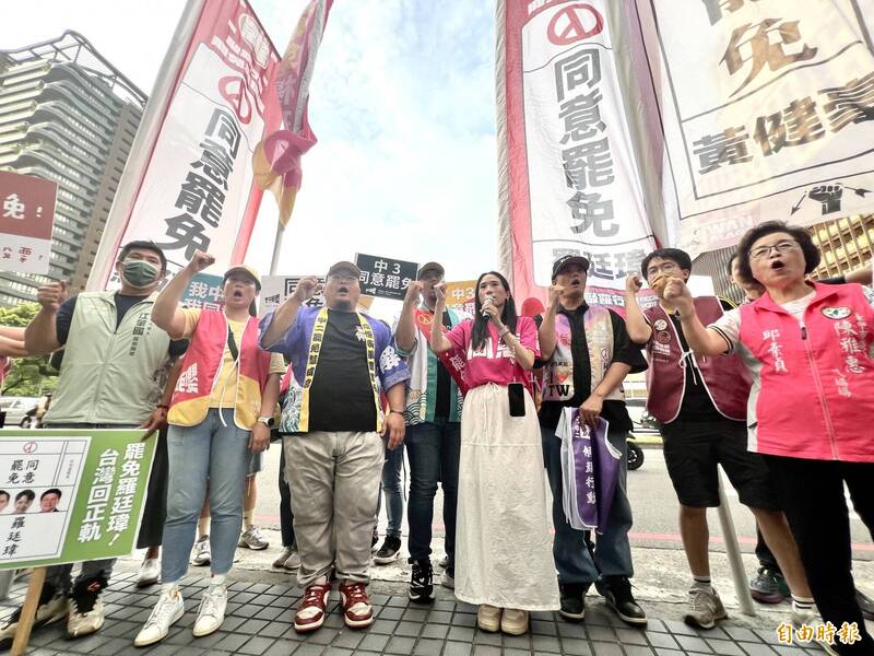 台中罷免活動台灣大道「罷免一條龍」登場，百名志工齊心護國反共。（記者廖耀東攝）