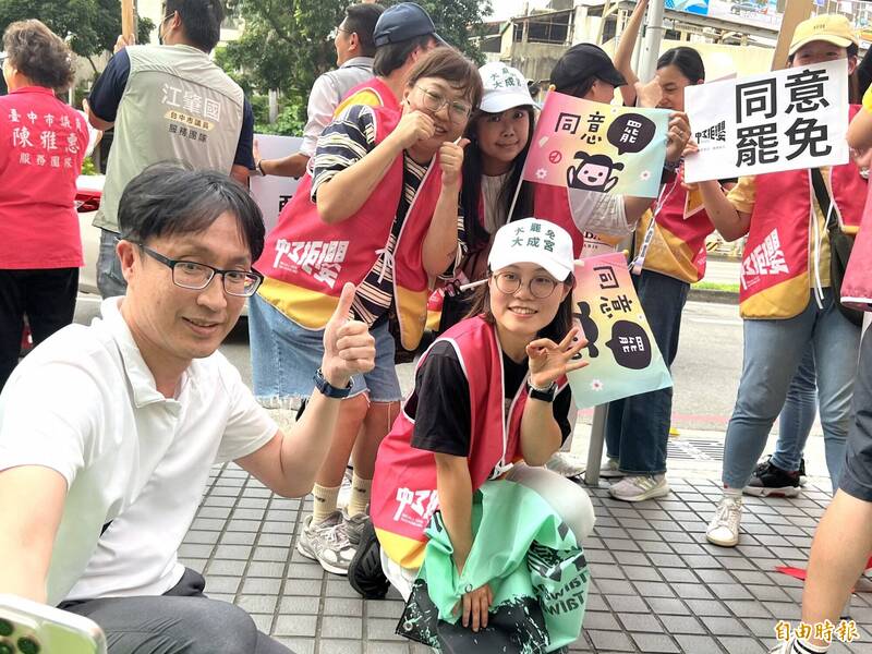 台中罷免活動台灣大道「罷免一條龍」登場，百名志工齊心護國反共。（記者廖耀東攝）