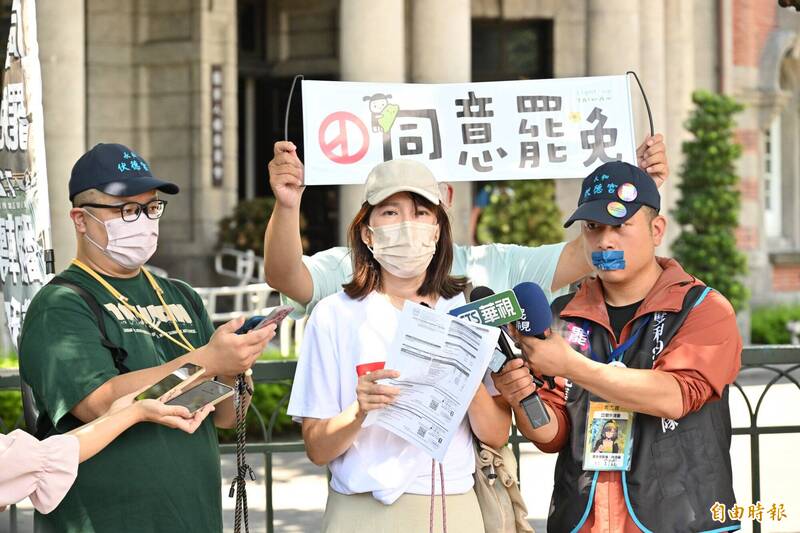 雙和罷團18日前往監察院,正式檢舉國民黨立委張智倫財產申報不實記者會。(記者叢昌瑾攝) 雙和罷團18日前往監察院,正式檢舉國民黨立委張智倫財產申報不實記者會。(記者叢昌瑾攝)