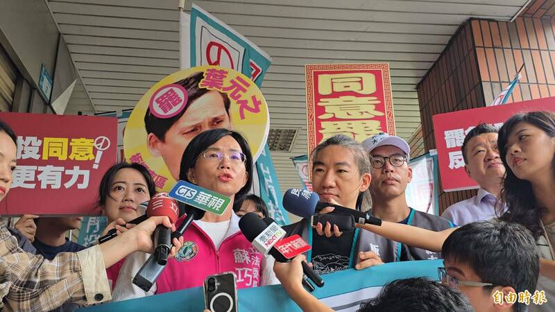 民進黨籍立委蘇巧慧今（19）日赴新北市板橋區響應罷團「板橋大刪元」步行活動時受訪。（記者黃子暘攝）