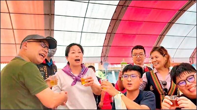 花蓮縣長徐榛蔚於客委會補助之活動場中宣傳反罷免，被認定違反行政中立。（資料照）