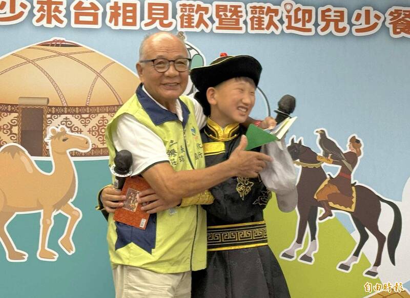 認養15年初見面！8旬翁擁抱蒙古少年超催淚