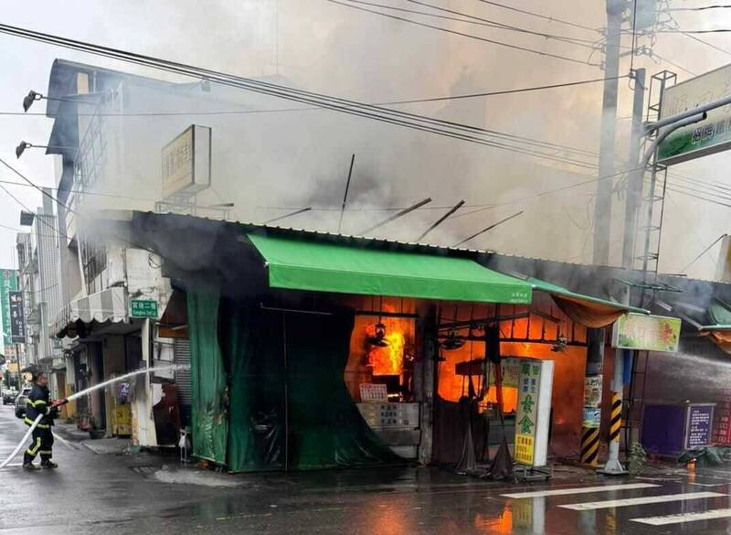 北斗中華路火警，2店面燒毀。（民眾提供）