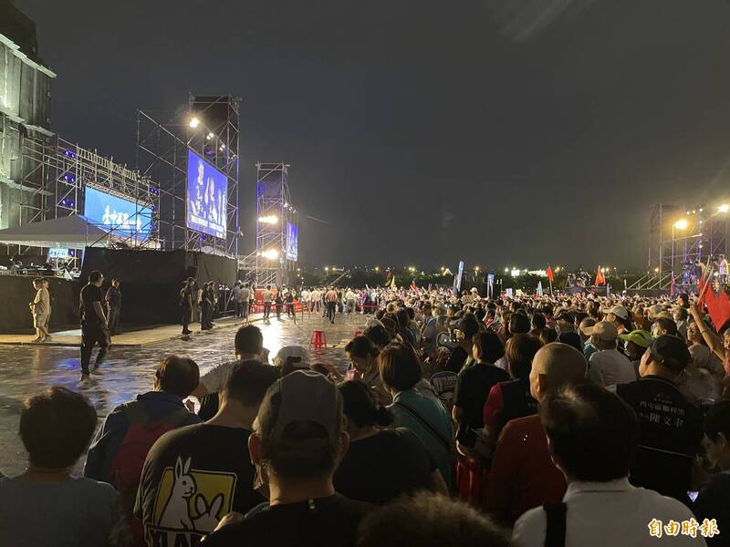 國民黨晚間在台中市舉行「中台灣再贏一次」反罷晚會,吸引大批支持者相挺。(記者蘇孟娟攝) 國民黨晚間在台中市舉行「中台灣再贏一次」反罷晚會,吸引大批支持者相挺。(記者蘇孟娟攝)