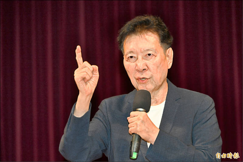 前中廣董事長趙少康昨召開記者會，回應「去東非看動物大遷徙」議題，宣布取消非洲旅遊行程。（資料照）