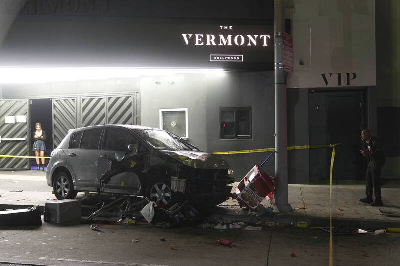 一輛轎車衝入洛杉磯夜店外人群聚集處，造成至少31人受傷。（美聯社）