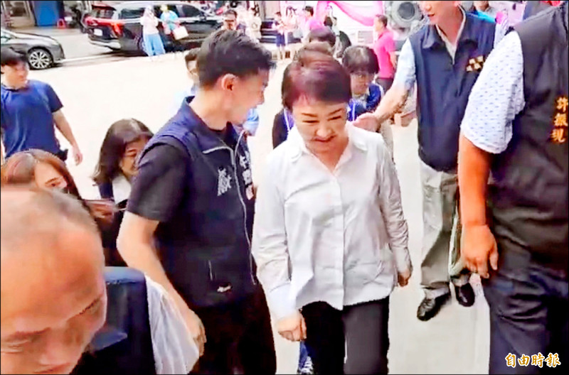 盧秀燕陪牛煦庭參拜 被嗆不反共