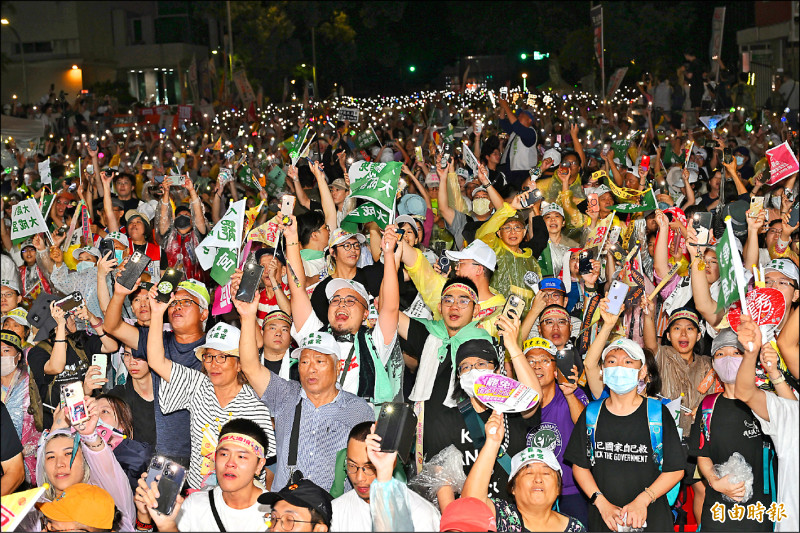 反共護台志工聯盟昨在立法院外舉行「重返青島護國保台」晚會，五萬民眾不畏風雨參與，力挺大罷免。（記者陳逸寬攝）