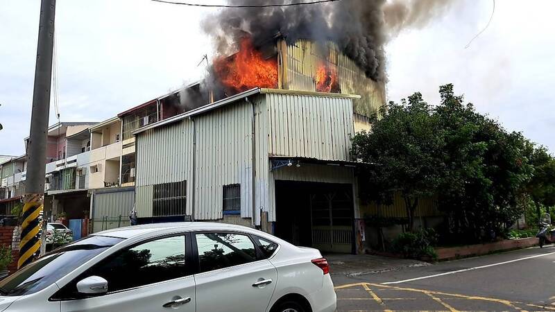 彰化縣田尾鄉建平路一棟透天20日下午驚傳火警，3樓鐵皮加蓋突然竄出火舌，火勢迅速蔓延，濃煙直衝天際。（民眾提供）