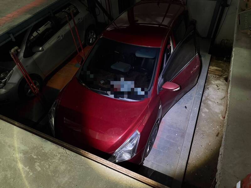 機械停車位不知何故啟動,於車內拿東西的1歲男幼童,疑似頭部被夾住死亡。(記者張瑞楨翻攝) 機械停車位不知何故啟動,於車內拿東西的1歲男幼童,疑似頭部被夾住死亡。(記者張瑞楨翻攝)